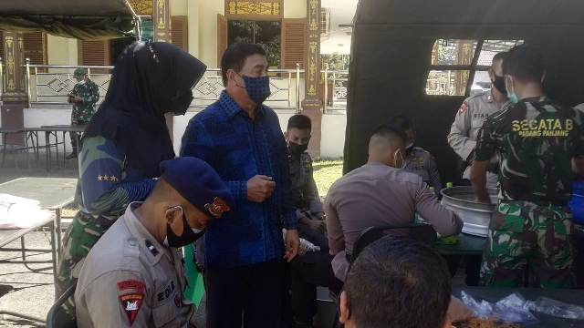 Anggota DPR RI Achmad Tinjau Dapur Umum di LAM Riau Anggota DPR RI Achmad Tinjau Dapur Umum di LAM Riau