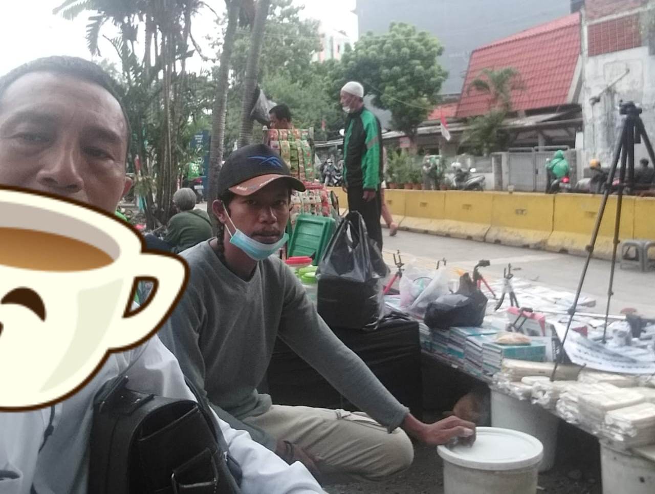 Asep Memilih Berjualan Aksesoris Ponsel untuk Bertahan Hidup