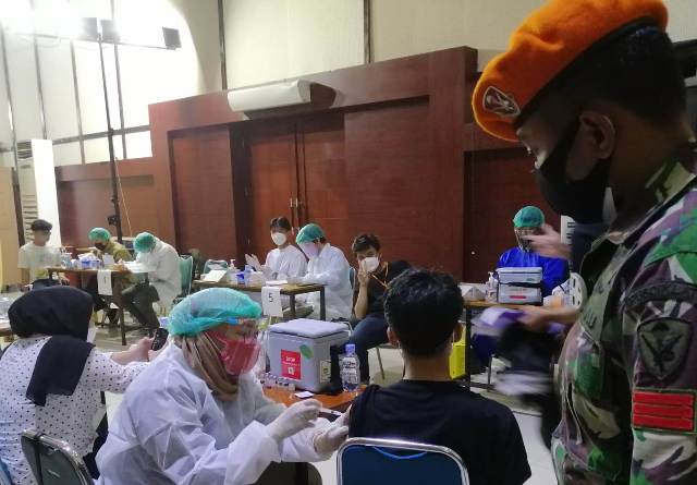 Paskhas TNI Angkatan Udara Awasi Pelaksanaan Vaksinasi di Kota Bandung