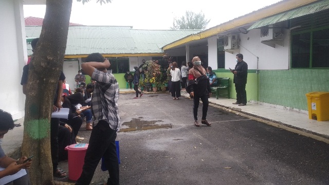 Ratusan Warga Antre Vaksinasi di RS Tentara Pekanbaru