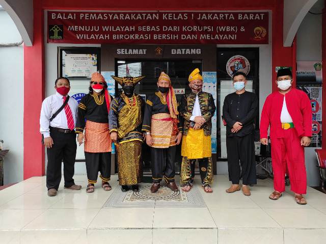 Sejumlah aparat penegak hukum kenakan baju adat nusantara untuk mengisi peringatan HUT Kemerdekaan RI