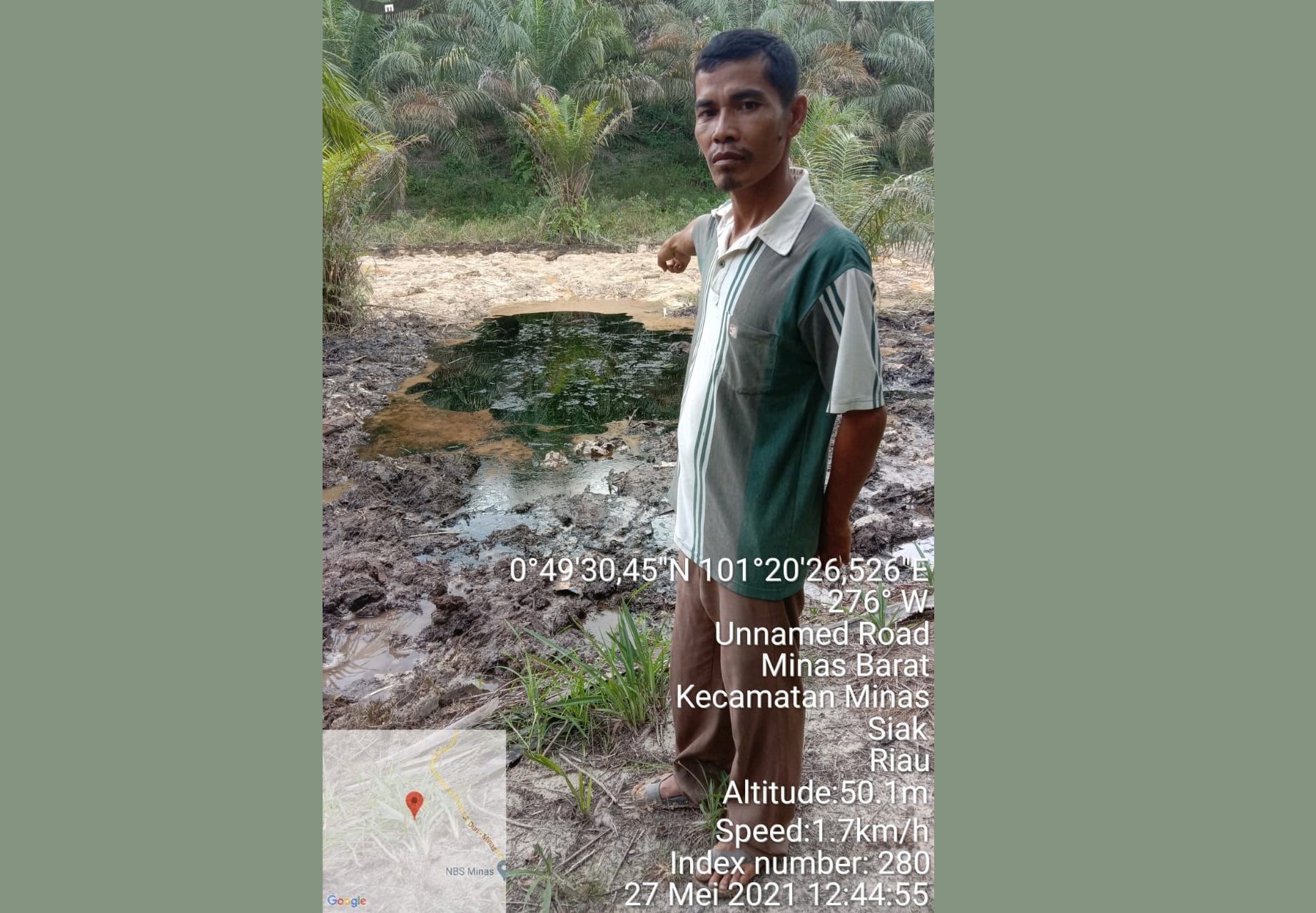 Warga Menunjukkan Limbah TTM Chevron di Blok Rokan Riau