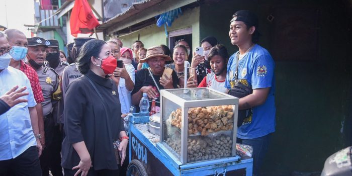 Kunjungan Kerja di Jawa Timur, Puan Sempatkan Sapa Warga Bantaran Rel Kereta di Kampung Padat Penduduk Surabaya 1 AB1AE0E1 A60B 4A29 8F45 EEF38F67DBE7
