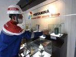 Petugas menunjukkan produk Pertalite yang dihasilkan oleh Pertamina di Laboratorium, TBBM Plumpang, Jakarta pada Selasa (27/9/2022). Foto: Dok. Pertamina