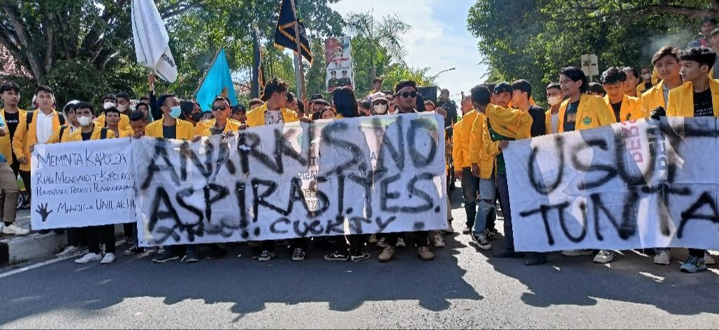 Massa mahasiswa Unilak menggelar unjuk rasa di depan Mapolda Riau di Jalan Pattimura Pekanbaru, Rabu (12/10/2022). Mereka mendesak Kapolda Riau segera mencopot Kapolresta Pekanbaru. foto/riausatu.com
