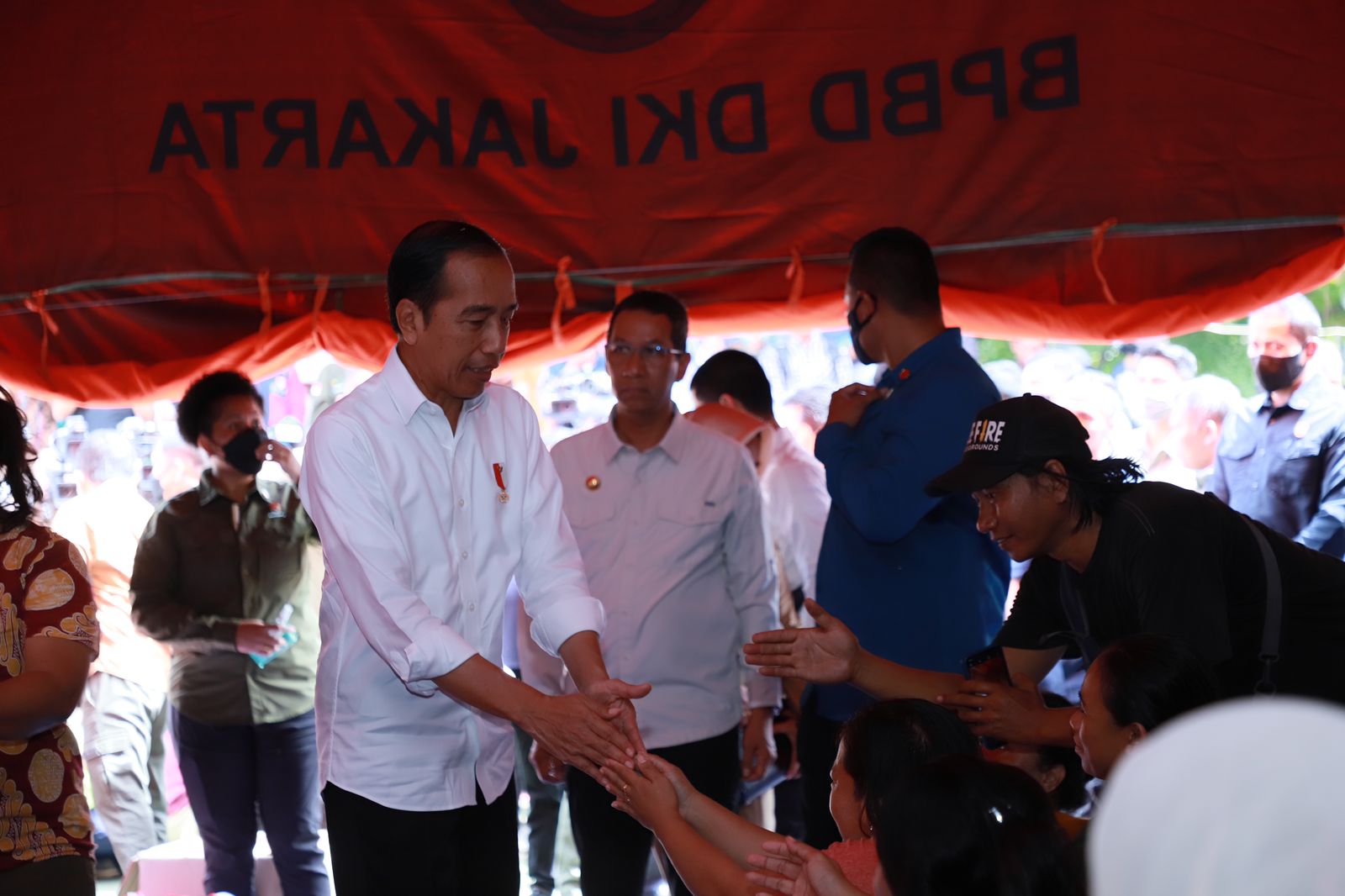 Direksi Pertamina Dampingi Presiden Jokowi Kunjungi Posko Pengungsian 1