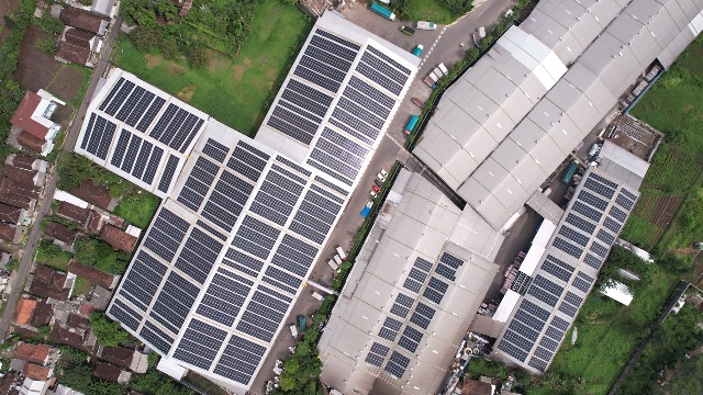 Photo 1 Proyek PLTS Atap Xurya yang berlokasi di pabrik CLEO Pandaan pabrik terbesar yang CLEO miliki hingga saat ini