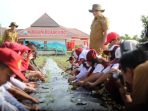 Bupati Lampung Selatan Ajak Anak SDN 3 Way Urang Tanam Bawang dan Cabai