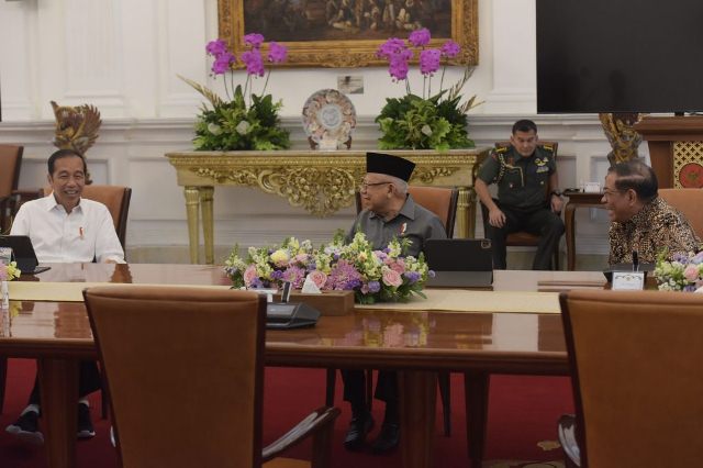 Presiden Pimpin Ratas Peningkatan Produksi dan Hilirisasi Produk Pangan Presiden Jokowi, Wapres Ma’ruf Amin, dan Seskab Pramono Anung berbincang sebelum Ratas Peningkatan Produksi dan Hilirisasi Produk Pangan, di Istana Merdeka, Jakarta, Senin (10/07/2023) pagi. (Foto: Humas Setkab/Rahmat)
