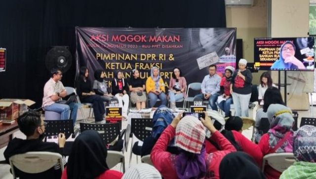 Aliansi Mogok Makan Untuk UU PPRT menggelar jumpa pers aksi mogok makan, Minggu (6/8/2023) di Gedung YLBHI Jakarta Pusat. foto/ist