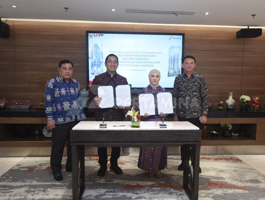 Komisaris Utama Pertamina Persero Basuki Tjahja Purnama menyaksikan Penandatanganan Nota Kesepahaman Kerja Sama Pengembangan dan Implementasi Aplikasi Katalog Elektronik LKPP oleh Direktur Utama Pertamina Persero Nicke Widyawati dan Kepala LKPP Hendrar Prihadi, pada Jumat (29/9) di Grha Pertamina.