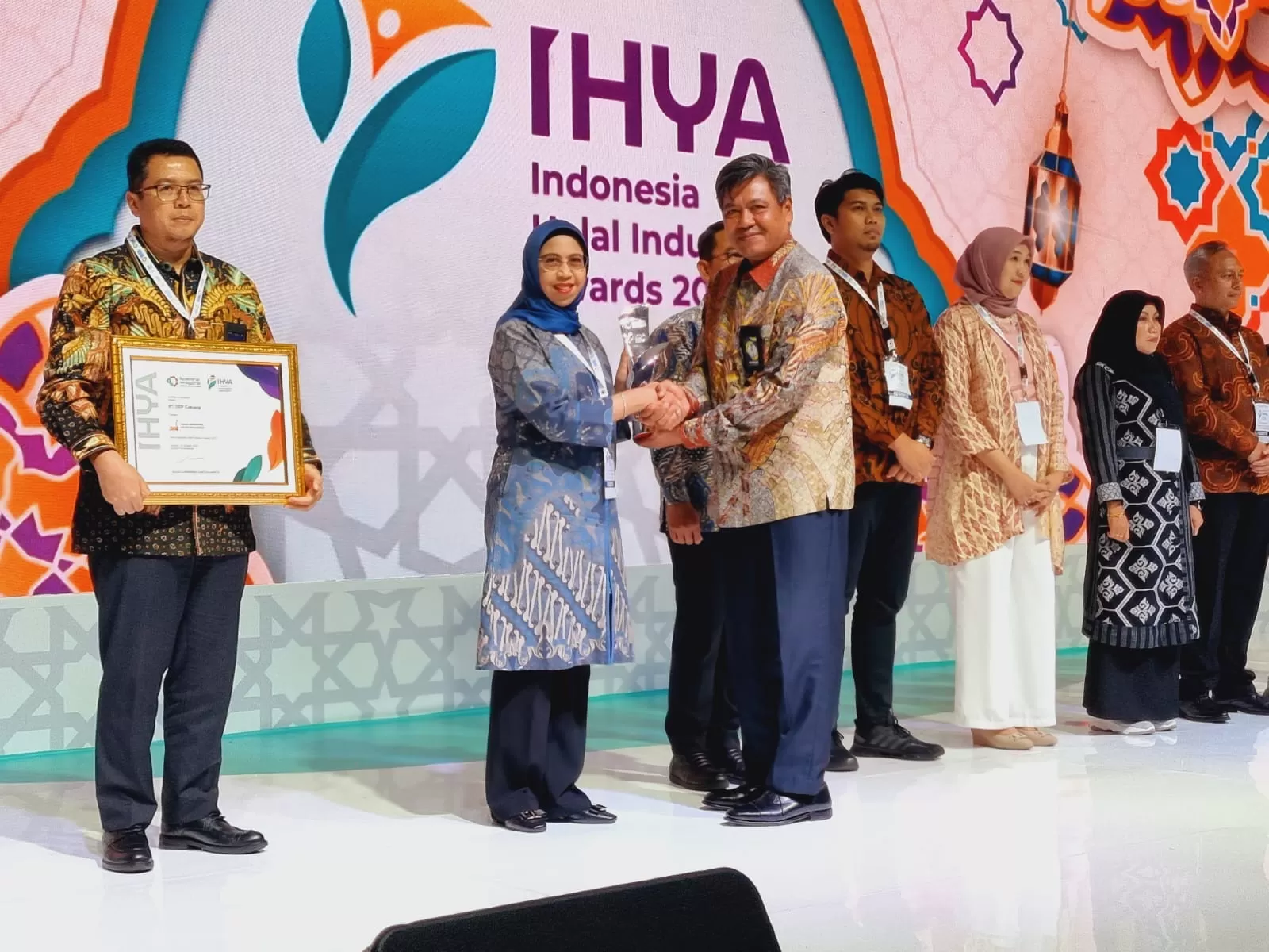 Komitmen Hasilkan Produk Halal- Bio Farma Raih Best Corporate Achievement on Halal Innovation