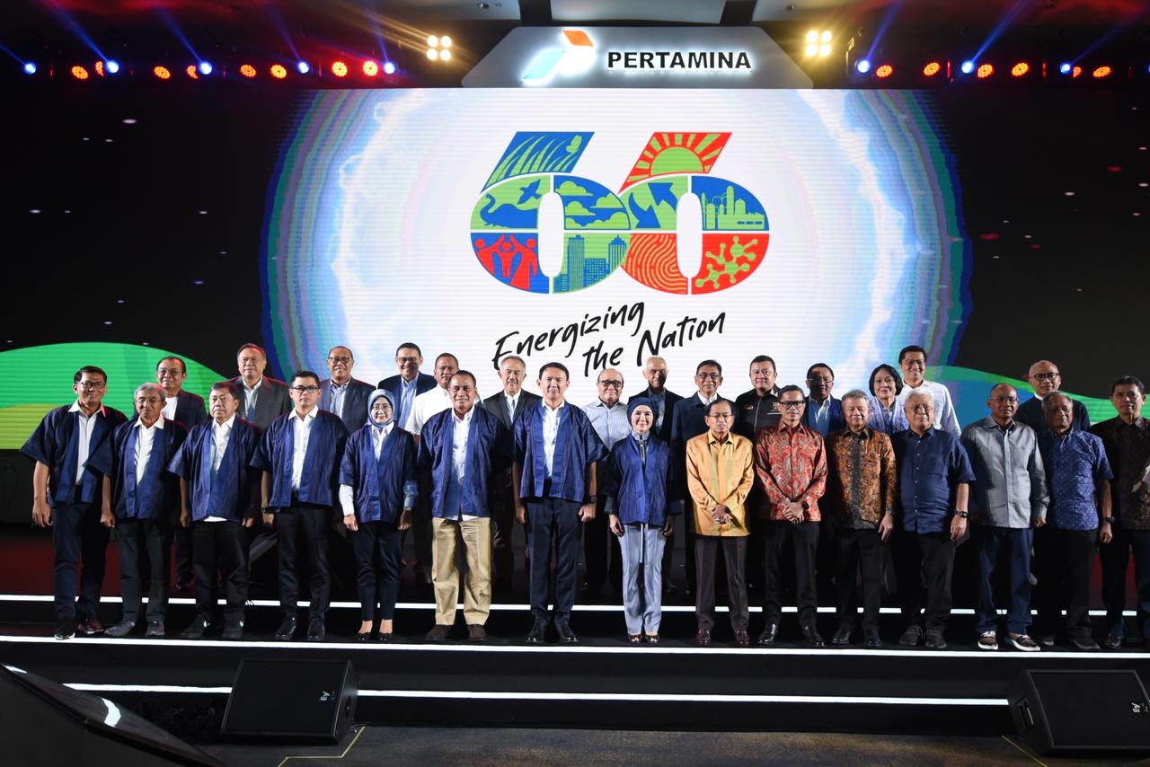 2ee35f04-c62e-4c72-a82e-a5d109fcff20 Jajaran Komisaris dan Direksi Pertamina Holding - Subholding bersama Jajaran Alumni Komisaris dan Direksi Pertamina saat acara “HUT Pertamina 66 Energizing The Nation” yang diselenggarakan di Gedung Grha Pertamina, Jakarta, Senin (11/12/2023).