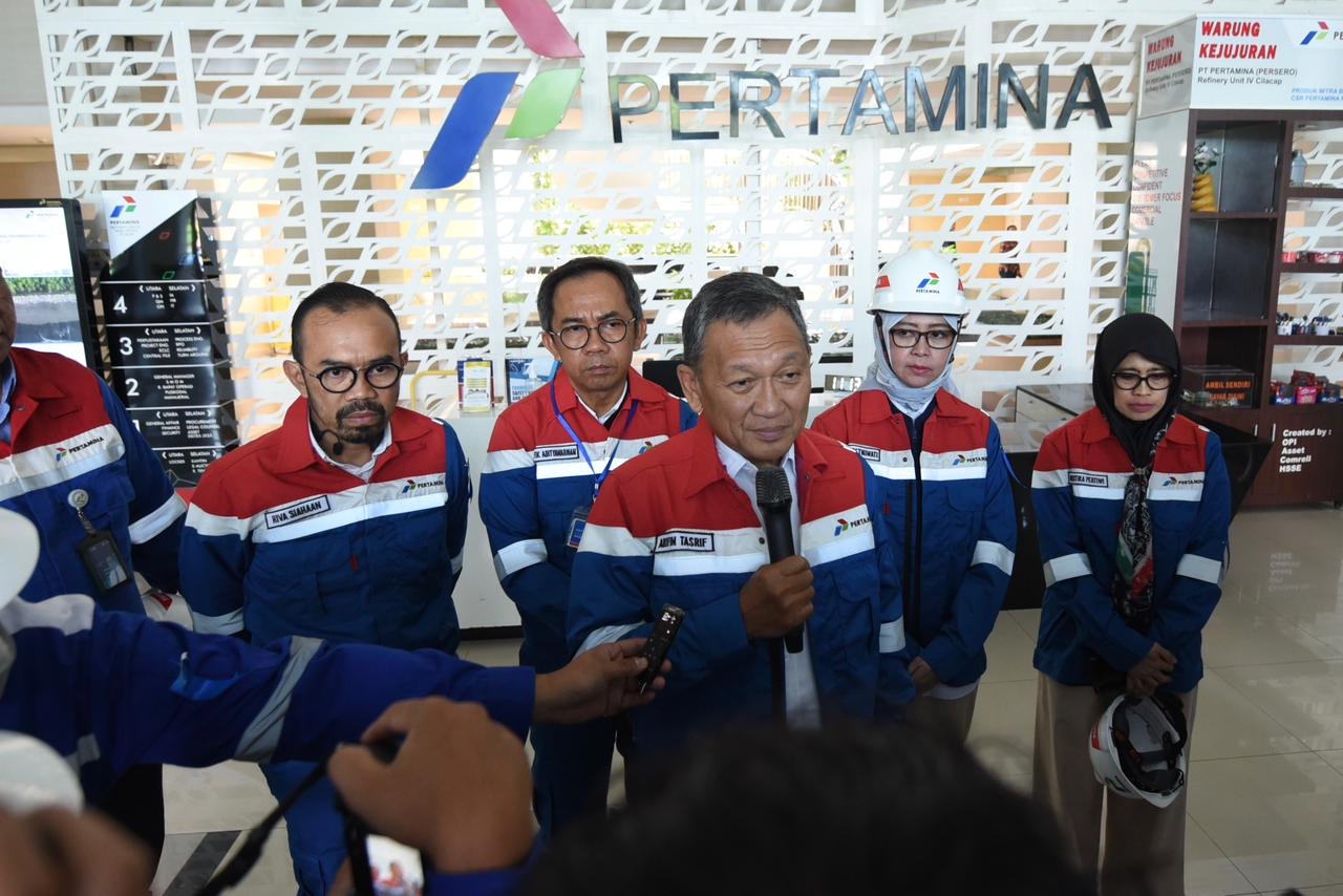 6c6bdf3c-3dc8-42dc-99d5-c5c1cf1d1ee6 Menteri ESDM Arifin Tasrif didampingi oleh Direktur Utama Kilang Pertamina International Taufik Adityawarman, Direktur Utama Pertamina Patra Niaga Riva Siahaan melakukan sesi wawancara dengan awak media saat kunjungan “Satgas Natal 2023 dan Tahun Baru 2024” di Kilang Pertamina Cilacap, Jawa Tengah pada Kamis (21/12/2023)