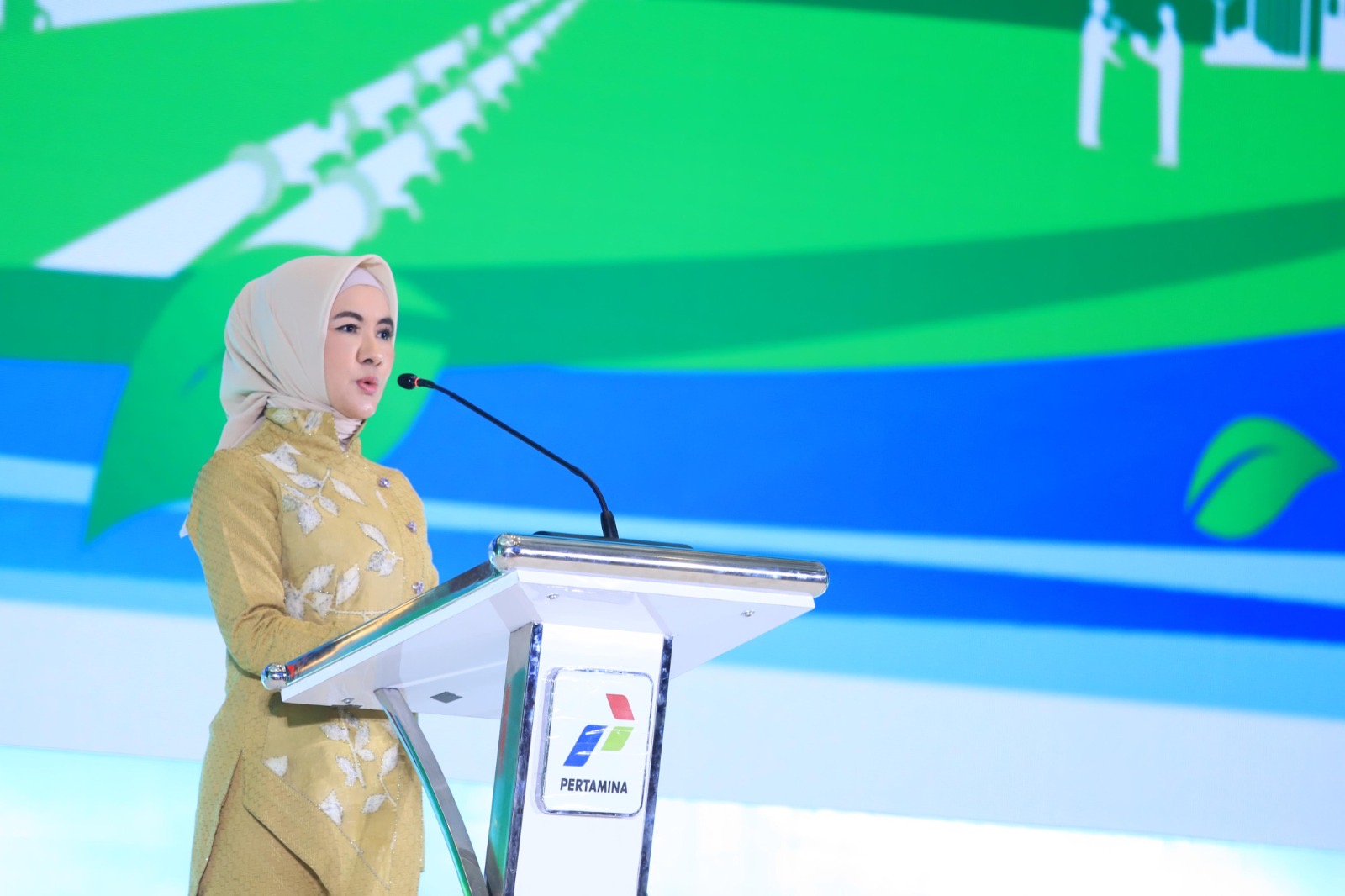 Direktur Utama Pertamina Nicke Widyawati memberikan sambutan saat acara Pertamina Energy Forum 2023 yang diselenggarakan di Ballroom Grha Pertamina, Jakarta, Senin (18/12/2023).