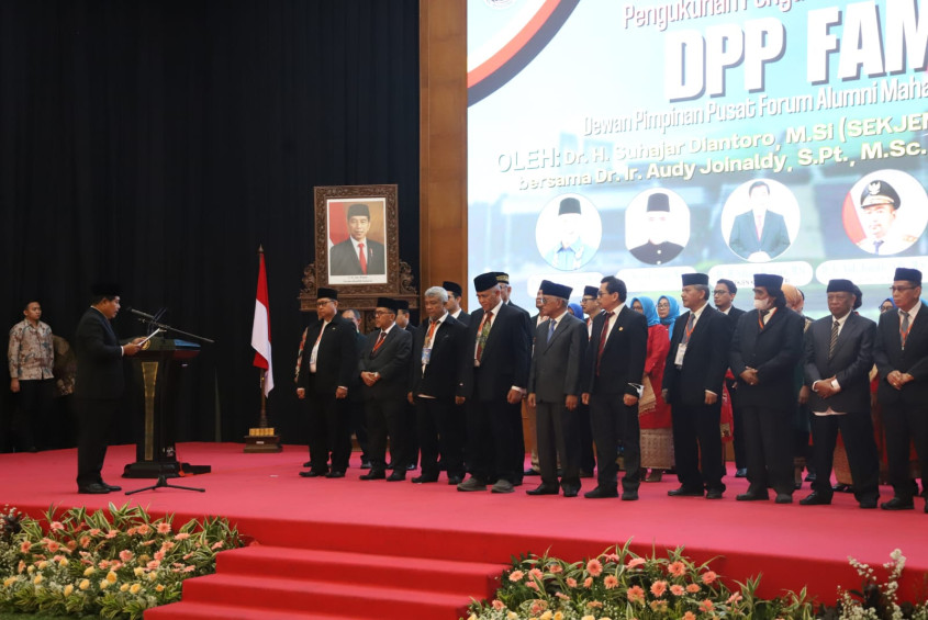 Wakili Mendagri, Sekjen Kemendagri Kukuhkan DPP Forum Alumni Mahasiswa Minang Sekjen Kemendagri Kukuhkan DPP Forum Alumni Mahasiswa Minang
