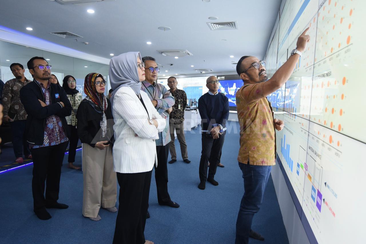 20240111042702473_258e68f2811f499fae492e4ed6ea559e Kepala BPH Migas Erika Retnowati mendengarkan penjelasan distribusi BBM oleh Direktur Utama Pertamina Patra Niaga Riva Siahaan mengenai stok BBM melalui layar monitor Pertamina Integrated Enterprise Data & Command Center (PIEDCC) di Grha Pertamina, Jakarta, Rabu (10/1/2024).