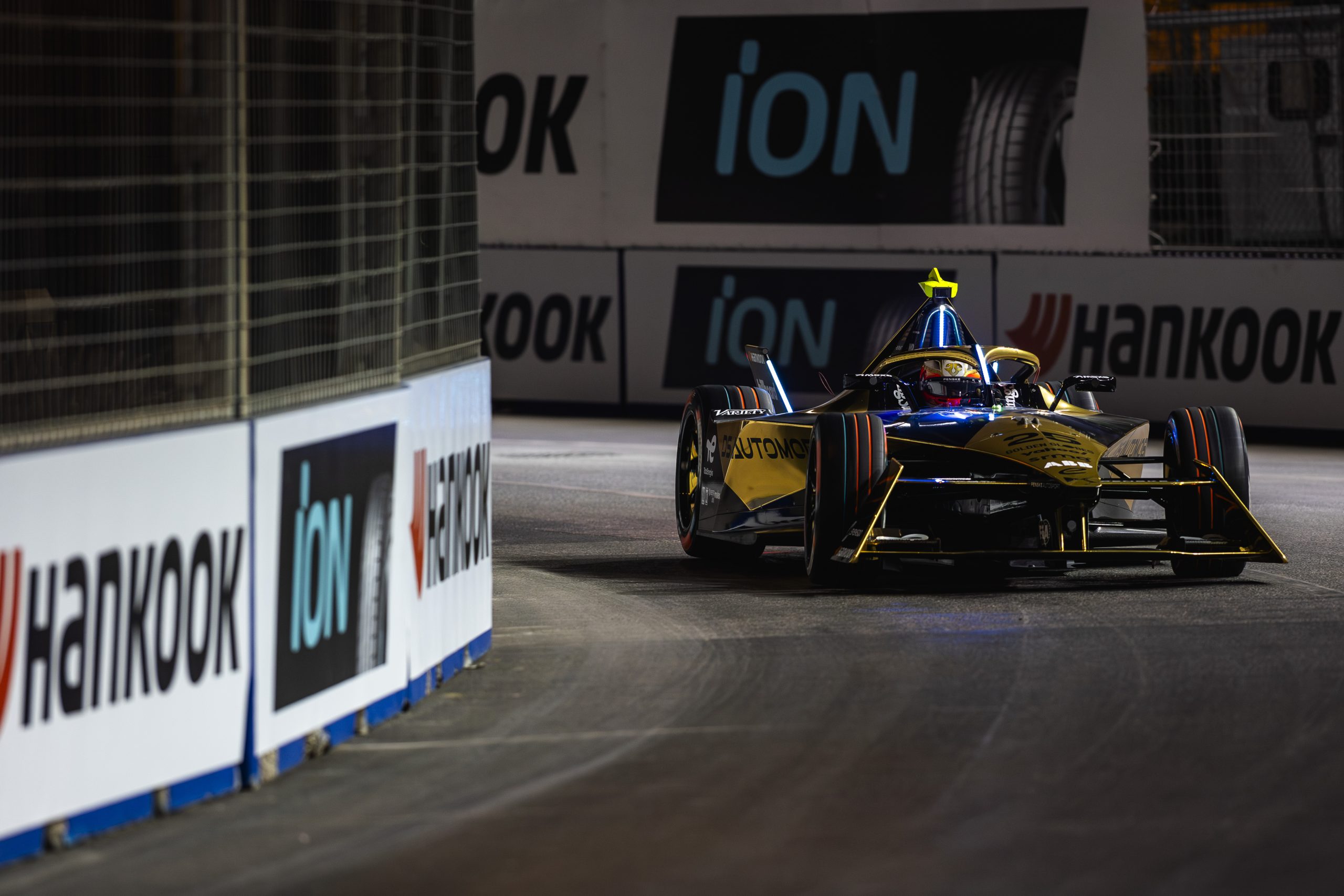 Foto 1 Balapan di Sirkuit Diriyah E Prix 2024 scaled