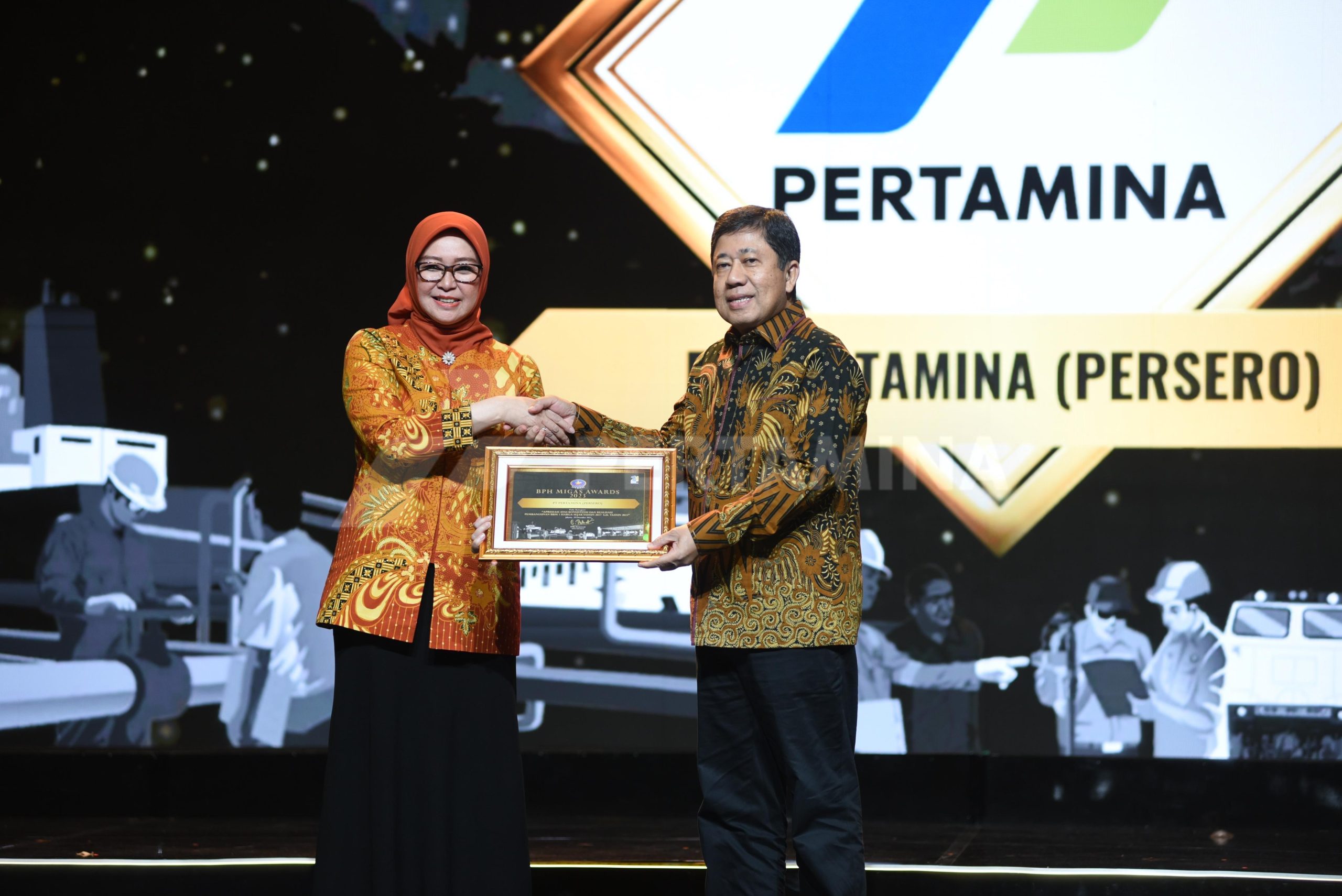 Pertamina Persero meraih Penghargaan Kategori Apresiasi Atas Konsistensi dan Realisasi Pembangunan BBM 1 Harga Sejak Tahun 2017 sd Tahun 2023 yang diberikan secara simbolis oleh BPH Migas Erika Retnowati kepada Direktur Logistik & Infrastruktur Pertamina Persero Alfian Nasution di acara BPH Migas Awards 2023 di Hotel Aston Sentul, jumat (30/12/2023).