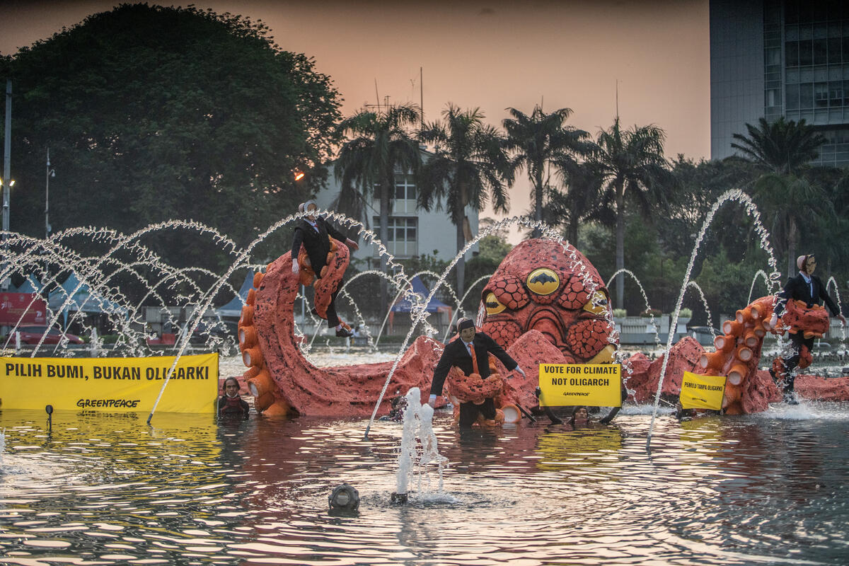 IMG_6099 Greenpeace Indonesia memasang gurita 'Monster Oligarki' yang menempati kolam Bundaran HI Jakarta. Dengan tentakelnya, 'Monster Oligarki' itu menyambar tiga boneka mirip tokoh politik yang ingin maju sebagai calon presiden pada pemilu 2024. Greenpeace Indonesia mengajak masyarakat untuk mewaspadai oligarki yang menyelinap di belakang kandidat, dan bersama-sama menyerukan pemilu tanpa oligarki dan memilih bumi dan bukan oligarki. Para aktivis juga mendesak para calon presiden dan wakil presiden untuk mempunyai komitmen yang serius dan konkrit untuk berpihak pada rakyat dan melepaskan diri dari agenda oligarki. Pemilu 2024 berlangsung di tengah ancaman krisis iklim yang semakin nyata. PBB bahkan menyebut bumi sudah memasuki era global mendidih. Para pemimpin yang menjabat saat ini dan di masa depan harus berkomitmen untuk mengambil tindakan iklim yang serius, nyata, dan ambisius untuk menyelamatkan Bumi. © Jurnasyanto Sukarno / Greenpeace