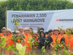 Sekretaris Dinas Lingkungan Hidup Kabupaten Bekasi, Sukmawatty Karnahadijat turut hadir dalam acara penanaman mangrove PT. Hankook Tire Indonesia Foto 1. Sekretaris Dinas Lingkungan Hidup Kabupaten Bekasi Sukmawatty Karnahadijat turut hadir dalam acara penanaman mangrove PT. Hankook Tire Indonesia
