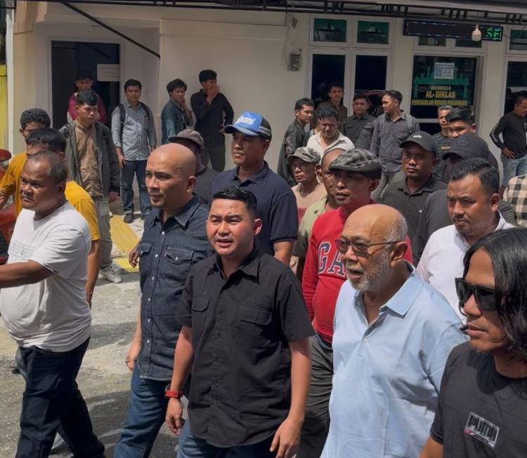 Datang Bersama Ratusan Kader Pemuda Pancasila Riau, Anto Rachman Hadiri Sidang Gubernur Riau Non Aktif Abdul Wahid