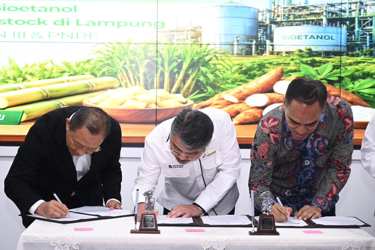 CEO Pertamina New & Renewable Energy, John Anis, bersama PTPN III, Ryanto Wisnuardhy  dan  MedCo, Aradea Z Arifin melakukan penandatanganan kerja sama Pengembangan Bioetanol di Palm Oil, Gedung Agro Plaza, Jakarta pada Senin (27/04/2026).