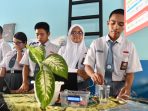 Sejumlah siswa menyiapkan hasil karya inovasi saat kegiatan Pertamina X ASRI energi edukasi “tumbuh lestari, bijak berenergi” yang diselenggarakan di SMAN 40, Jakarta, Senin (11/5/2026).