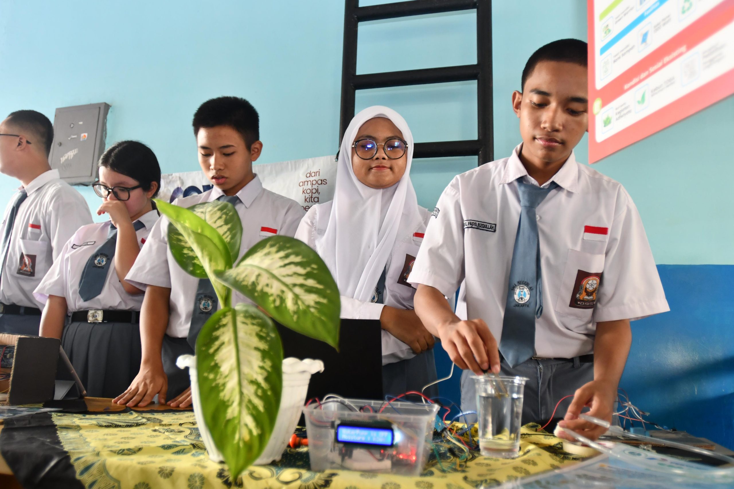 Sejumlah siswa menyiapkan hasil karya inovasi saat kegiatan Pertamina X ASRI energi edukasi “tumbuh lestari, bijak berenergi” yang diselenggarakan di SMAN 40, Jakarta, Senin (11/5/2026).
