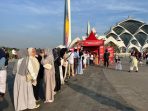 Antusiasme Masyarakat Bandung Mengantri Bakso Gratis di Masjid Al-Jabbar.