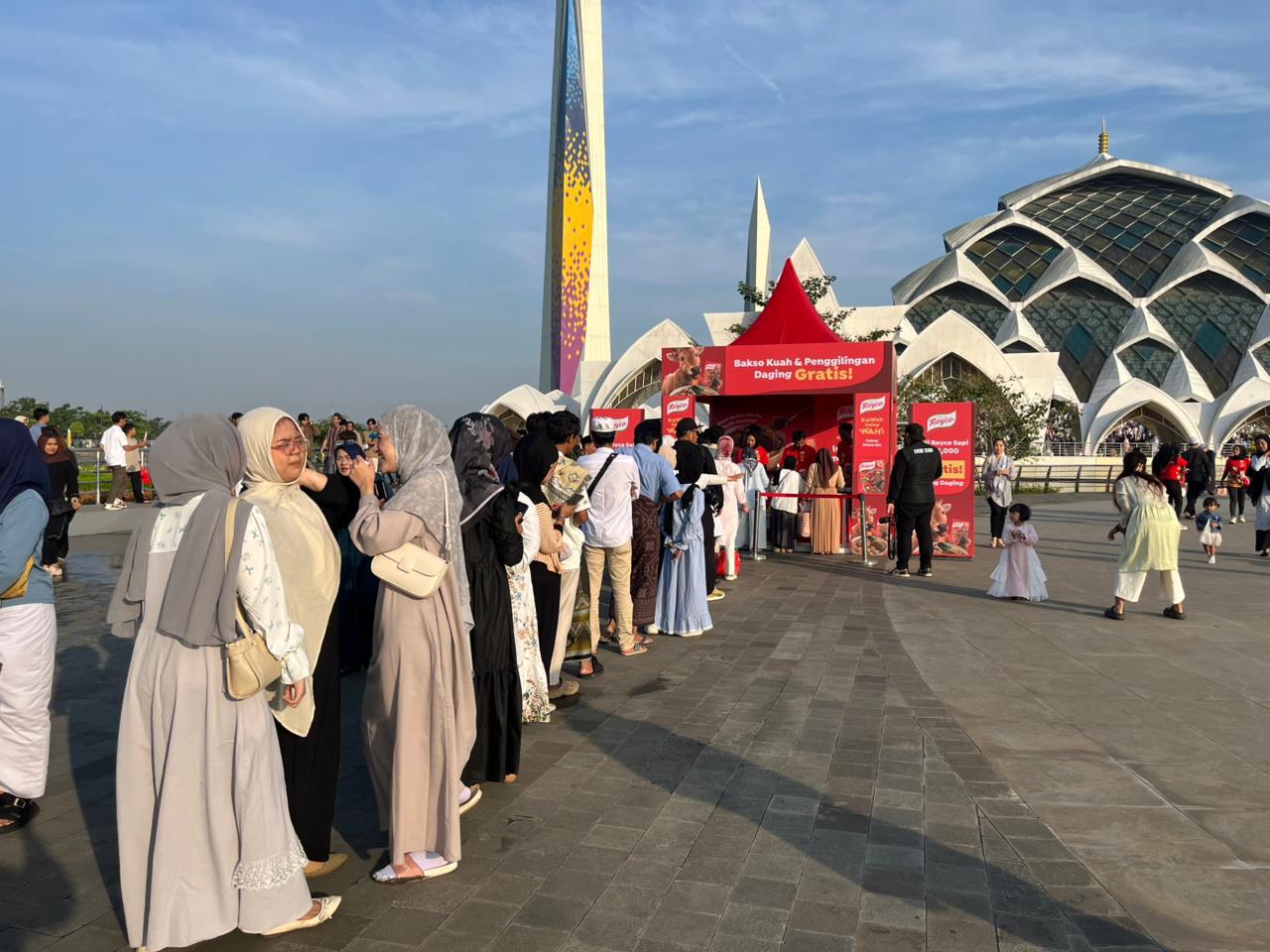 Antusiasme Masyarakat Bandung Mengantri Bakso Gratis di Masjid Al-Jabbar.
