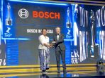 1_Bosch Indonesia menerima Best Companies to Work for in Asia 2026 dari HR Asia, diwakili oleh Adri Rhea, Head of Human Resources of Bosch Indonesia.