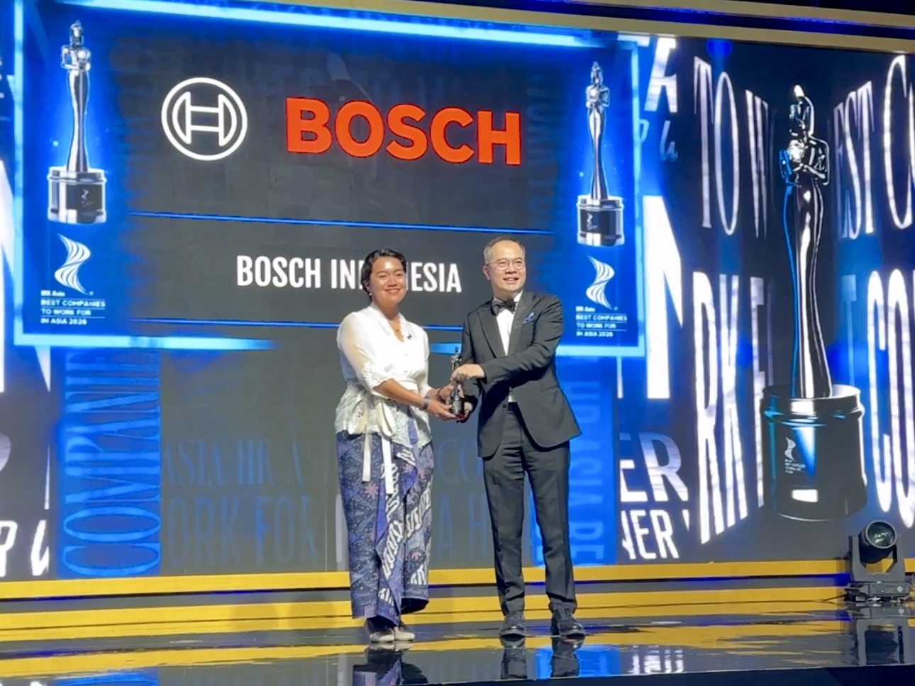 1_Bosch Indonesia menerima Best Companies to Work for in Asia 2026 dari HR Asia, diwakili oleh Adri Rhea, Head of Human Resources of Bosch Indonesia.