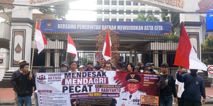 Aksi damai Jaringan Aktifis Nusantara (JAN), Rabu (24/6/2026) di Gedung Kemendagri mendesak Mendagri memeriksa dan mencopot SF Hariyanto sebagai Plt Gubernur Riau lantaran pernyataannya tentang PAD Riau Minus Akibat Program MBG. foto/ist