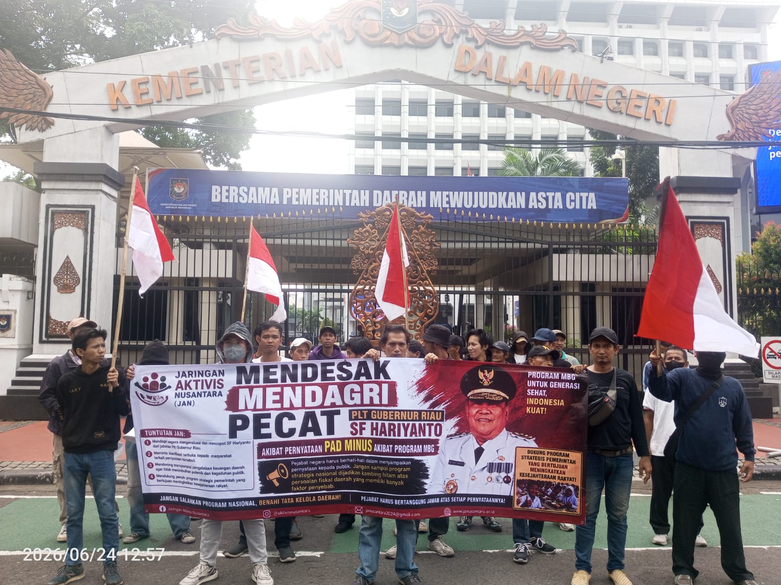 Aksi damai Jaringan Aktifis Nusantara (JAN), Rabu (24/6/2026) di Gedung Kemendagri mendesak Mendagri memeriksa dan mencopot SF Hariyanto sebagai Plt Gubernur Riau lantaran pernyataannya tentang PAD Riau Minus Akibat Program MBG. foto/ist