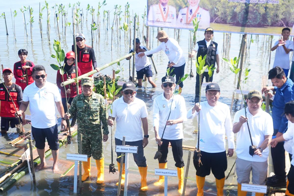 PT Semen Tonasa berpartisipasi dalam penanaman 7.000 bibit mangrove di Pangkep dalam rangka Hari Mangrove Sedunia 2026 sebagai bagian dari upaya pelestarian ekosistem pesisir.