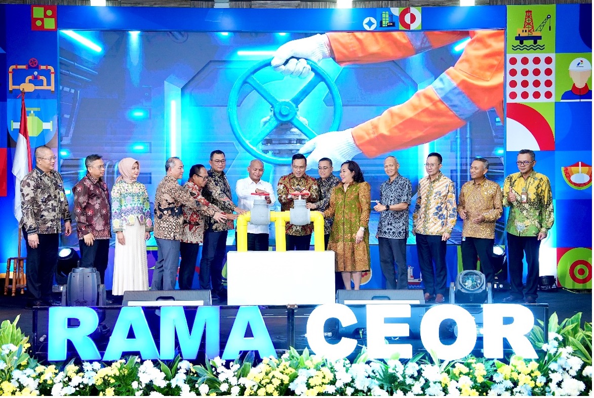 Picture 1 Peresmian simbolis injeksi perdana Chemical Enhance Oil Recovery (CEOR) berbasis polimer di Lapangan Rama PHE OSES oleh Kepala SKK Migas Djoko Siswanto dan Direktur Utama Pertamina (Persero) Simon Aloysius Mantiri, Rabu (8/7).