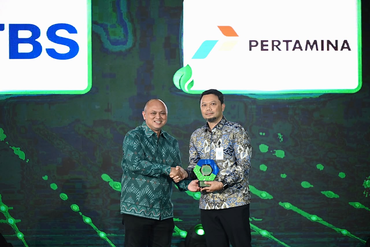 SVP Business Sustainability PT Pertamina (Persero), Wenny Ipmawan menerima penghargaan dalam acara Awarding IDX Channel Anugerah ESG 2026 di Main Hall Bursa Efek Indonesia, Jakarta pada Rabu (29/7).