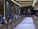 JAKARTA – Wakil Ketua DPR RI Sufmi Dasco Ahmad memimpin rapat koordinasi bersama sejumlah kementerian dan lembaga untuk membahas tindak lanjut penyusunan Peraturan Presiden (Perpres) mengenai ekosistem transportasi berbasis aplikasi atau ojek online (ojol). Rapat tersebut dihadiri sejumlah pejabat pemerintah, antara lain Menteri Sekretaris Negara Prasetyo Hadi, Menteri Hukum Supratman Andi Agtas, Menteri Dalam Negeri Tito Karnavian, Menteri Perhubungan Dudy Purwagandhi, Menteri Ketenagakerjaan Yassierli, Menteri UMKM Maman Abdurrahman, Wakil Menteri Komunikasi dan Digital Nezar Patria, serta Chief Operating Officer Danantara Dony Oskaria. Pertemuan membahas sejumlah substansi yang akan dimuat dalam Perpres, mulai dari perlindungan bagi mitra pengemudi, kepastian hubungan kemitraan antara perusahaan aplikasi dan pengemudi, hingga keberlanjutan ekosistem transportasi berbasis aplikasi. Dasco menyampaikan pembahasan regulasi telah memasuki tahap akhir. Menurutnya, masih diperlukan satu kali rapat teknis sebelum rancangan Perpres difinalisasi dan disampaikan kepada Presiden untuk proses selanjutnya. Dalam rapat tersebut, pemerintah dan DPR juga menerima berbagai masukan dari perwakilan Koalisi Ojol Nasional. Salah satu isu yang mengemuka adalah evaluasi skema pembagian pendapatan antara perusahaan aplikasi dan mitra pengemudi agar menciptakan keseimbangan bagi seluruh pihak. Pemerintah berharap Perpres tersebut dapat memberikan kepastian hukum bagi seluruh pelaku dalam ekosistem transportasi daring sekaligus memperkuat perlindungan terhadap pengemudi tanpa menghambat inovasi di sektor digital. Hingga saat ini pemerintah belum mengumumkan jadwal penerbitan Perpres. Namun proses pembahasan terus berlanjut melalui koordinasi lintas kementerian dan DPR guna menyempurnakan substansi regulasi.(*)