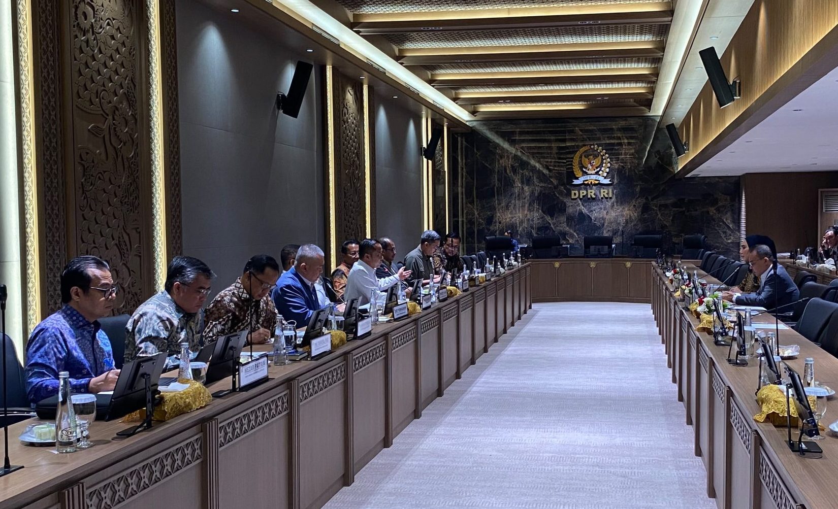 JAKARTA – Wakil Ketua DPR RI Sufmi Dasco Ahmad memimpin rapat koordinasi bersama sejumlah kementerian dan lembaga untuk membahas tindak lanjut penyusunan Peraturan Presiden (Perpres) mengenai ekosistem transportasi berbasis aplikasi atau ojek online (ojol). Rapat tersebut dihadiri sejumlah pejabat pemerintah, antara lain Menteri Sekretaris Negara Prasetyo Hadi, Menteri Hukum Supratman Andi Agtas, Menteri Dalam Negeri Tito Karnavian, Menteri Perhubungan Dudy Purwagandhi, Menteri Ketenagakerjaan Yassierli, Menteri UMKM Maman Abdurrahman, Wakil Menteri Komunikasi dan Digital Nezar Patria, serta Chief Operating Officer Danantara Dony Oskaria. Pertemuan membahas sejumlah substansi yang akan dimuat dalam Perpres, mulai dari perlindungan bagi mitra pengemudi, kepastian hubungan kemitraan antara perusahaan aplikasi dan pengemudi, hingga keberlanjutan ekosistem transportasi berbasis aplikasi. Dasco menyampaikan pembahasan regulasi telah memasuki tahap akhir. Menurutnya, masih diperlukan satu kali rapat teknis sebelum rancangan Perpres difinalisasi dan disampaikan kepada Presiden untuk proses selanjutnya. Dalam rapat tersebut, pemerintah dan DPR juga menerima berbagai masukan dari perwakilan Koalisi Ojol Nasional. Salah satu isu yang mengemuka adalah evaluasi skema pembagian pendapatan antara perusahaan aplikasi dan mitra pengemudi agar menciptakan keseimbangan bagi seluruh pihak. Pemerintah berharap Perpres tersebut dapat memberikan kepastian hukum bagi seluruh pelaku dalam ekosistem transportasi daring sekaligus memperkuat perlindungan terhadap pengemudi tanpa menghambat inovasi di sektor digital. Hingga saat ini pemerintah belum mengumumkan jadwal penerbitan Perpres. Namun proses pembahasan terus berlanjut melalui koordinasi lintas kementerian dan DPR guna menyempurnakan substansi regulasi.(*)