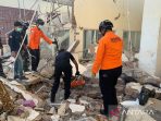 Personel Kantor SAR Maumere mengevakuasi korban bangunan roboh akibat guncangan gempa bumi bermagnitudo 7,7 di Mbay, Nagekeo, Nusa Tenggara Timur, Sabtu (15/8/2026) ANTARA/HO-Kantor SAR Maumere/aa.