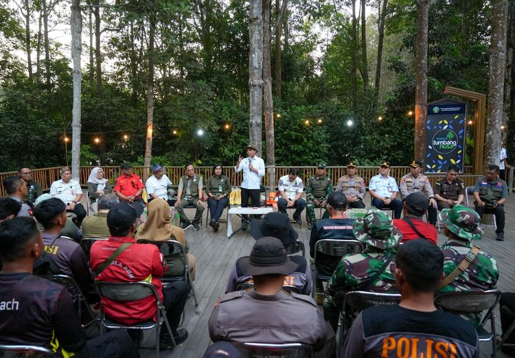 Menhut Raja Juli Apresiasi Petugas yang Berjibaku Padamkan Karhutla di Tumbang Nusa