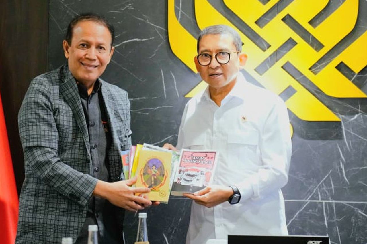 Fadli Zon mendukung pemanfaatan rumah gadang di Desa Sirukam, Sumatera Barat, yang terkait dengan sastrawan Minang Aman Datuk Madjoindo, menjadi museum dan perpustakaan. (Humas Kemenbud)