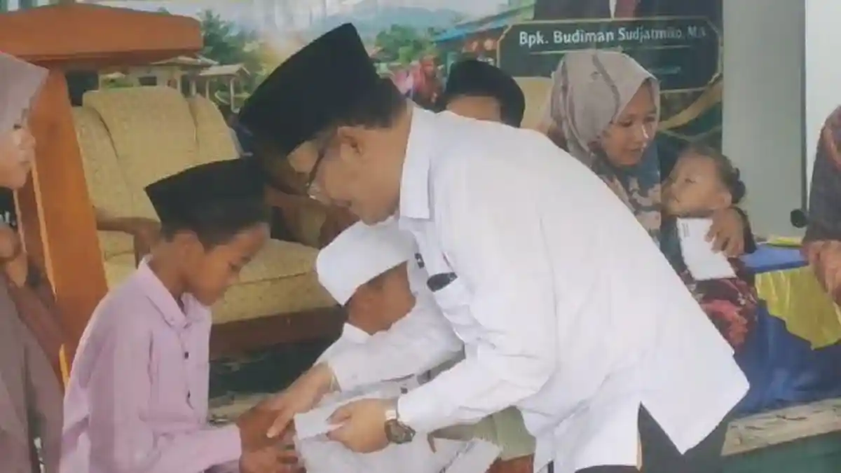 Budiman Sudjatmiko Temui 50 Anak Yatim di Bangkalan