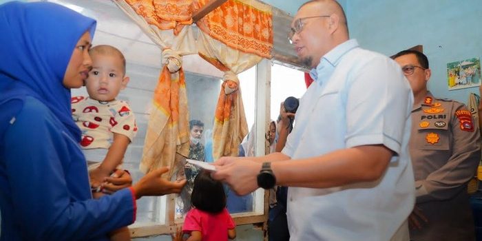 andre-rosiade-1789033473628_169 Andre Rosiade Salurkan Bantuan untuk Fatih, Balita Tiga Setengah Tahun yang Berjuang Melawan Tumor