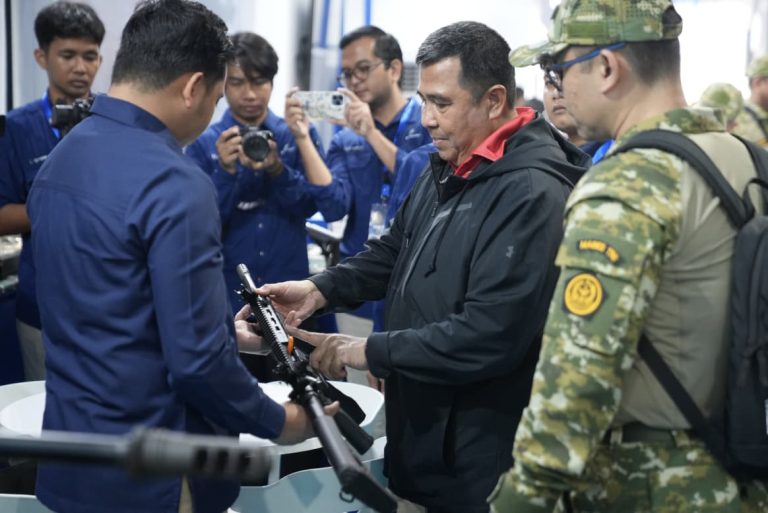 kabaloghan-kemhan-tinjau-stan-kemhan-pada-tni-fair-2026 Kabaloghan Kemhan Tinjau Stan Kemhan di TNI Fair 2026