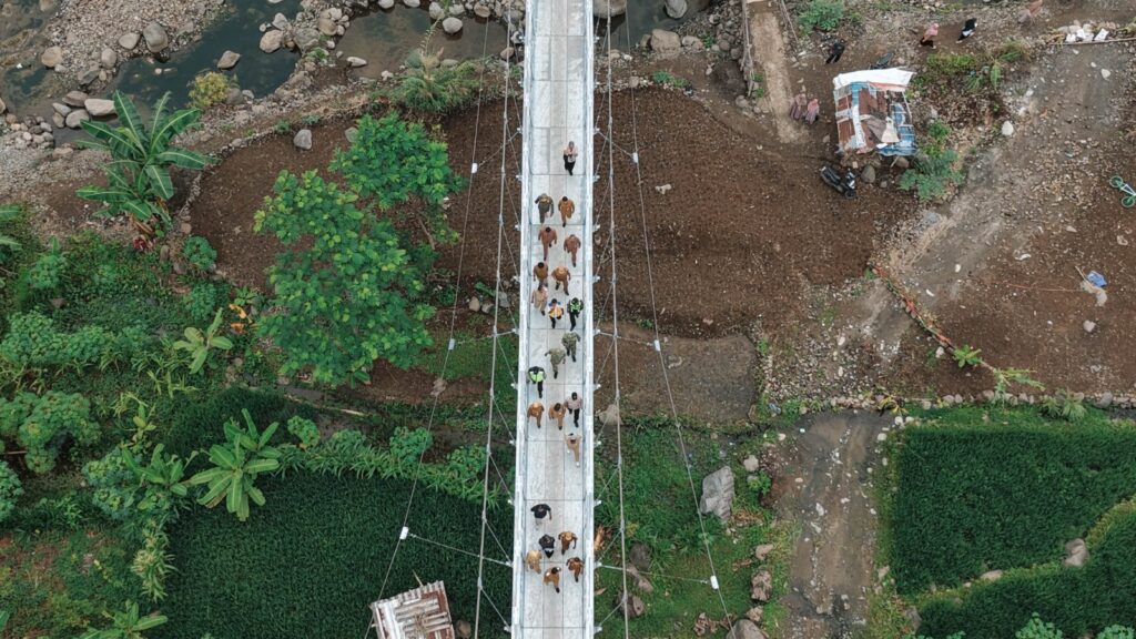 Jembatan-Gantung-Langkap-Kramat-Permudah-Akses-Warga-dan-Buka-Peluang-Ekonomi-Baru3-1024x576 Rofik Hananto Kawal Aspirasi Warga, Jembatan Langkap–Kramat Purbalingga Akhirnya Terwujud
