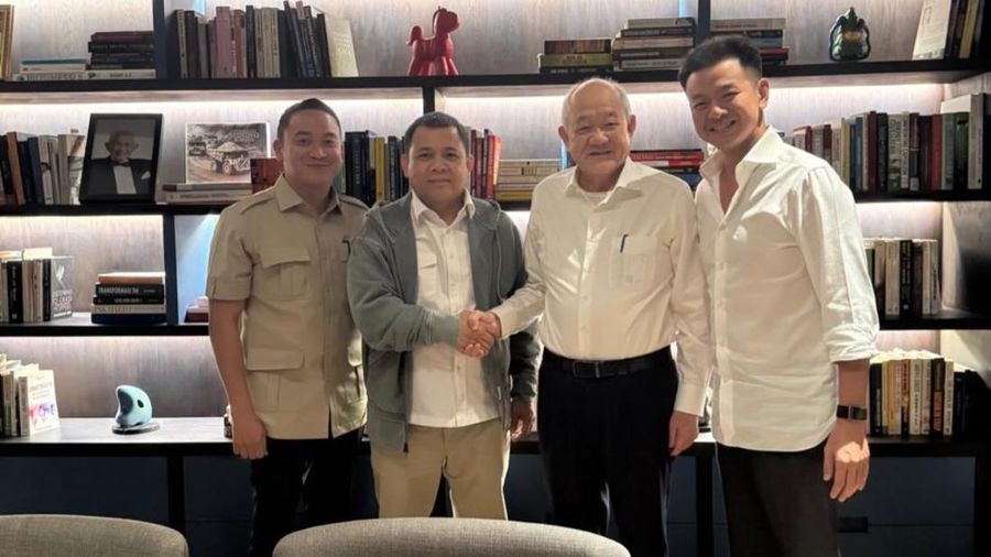 Foto: Pemilik Jhonlin Group, Andi Syamsuddin Arsyad dan Pendiri Bayan Resources, Datok Low Tuck Kwong. (Instagram/alwincc) Baca artikel CNBC Indonesia "Tok! Entitas Haji Isam Caplok 30,25% Saham Bayan, Rp 2.588 Per Saham" selengkapnya di sini: https://www.cnbcindonesia.com/market/20261013053333-17-775532/tok-entitas-haji-isam-caplok-3025-saham-bayan-rp-2588-per-saham Download Apps CNBC Indonesia sekarang https://app.cnbcindonesia.com/