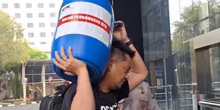 tong biru diduga tempat bupati klaten simpan duit korupsi fadildetikcom 1792111373544 43